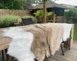 Schapenvachten wit en beige 3,5€ stuk
