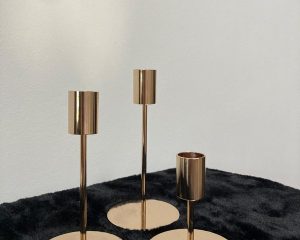 Kaarsenhouders zijn enkel te gebruiken met kaarsen op batterijen. Ook bij ons te huur. €3,00 per set van 3